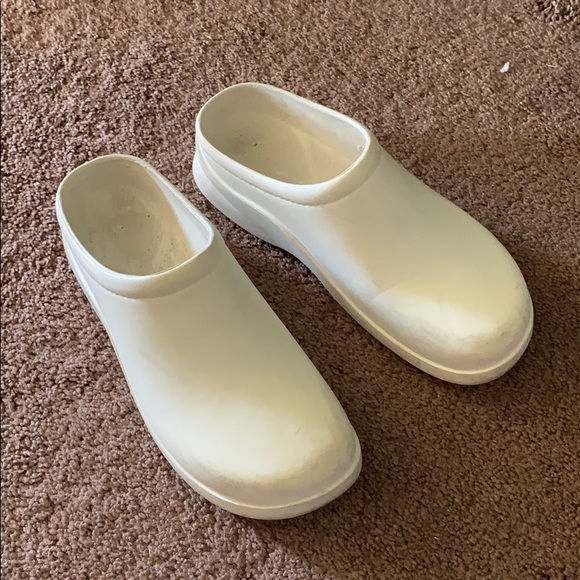 White Klogs / nursing shoes clogs non slip - Picture 1 of 3